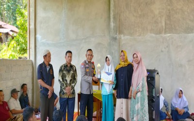 Penyerahan Piala dan Sertifikat